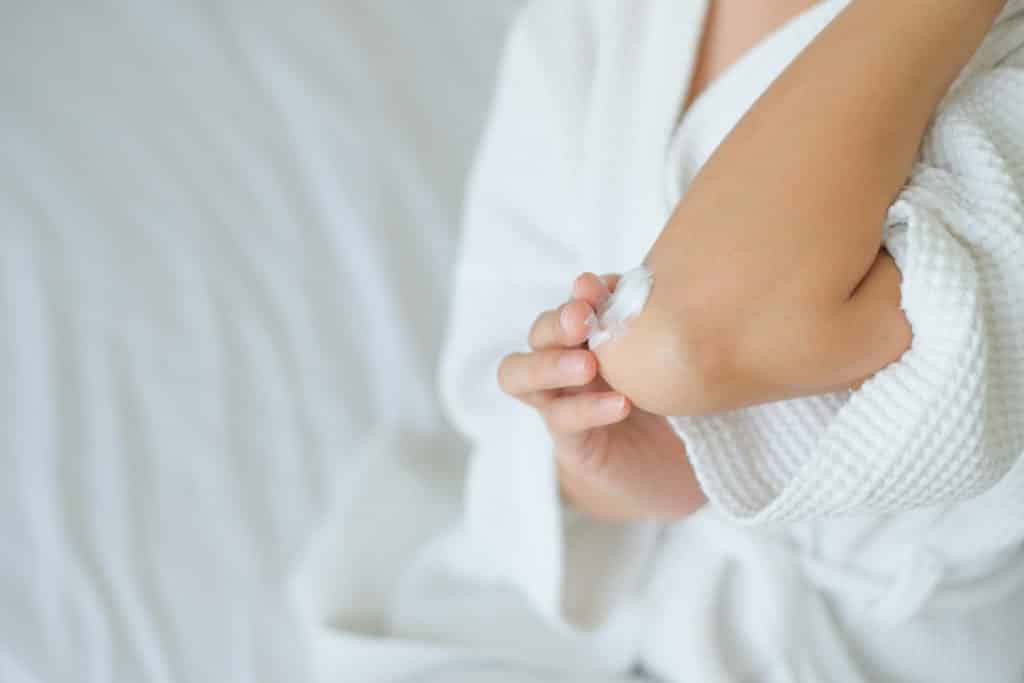 10 Ways to Remove Dry Flaky skin on Elbows Knees and Feet