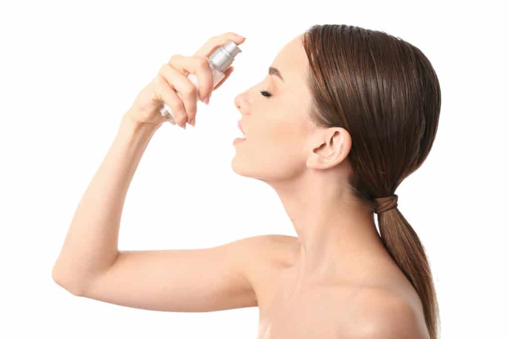 Moisturizing spray can be used before and after makeup application