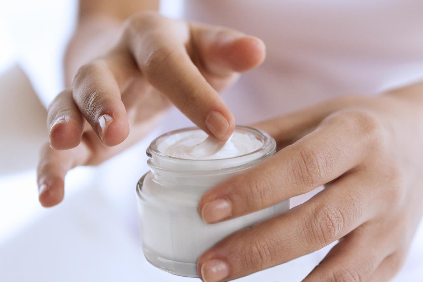Facial cream helps skin retain moisture stay hydrated and protects skin