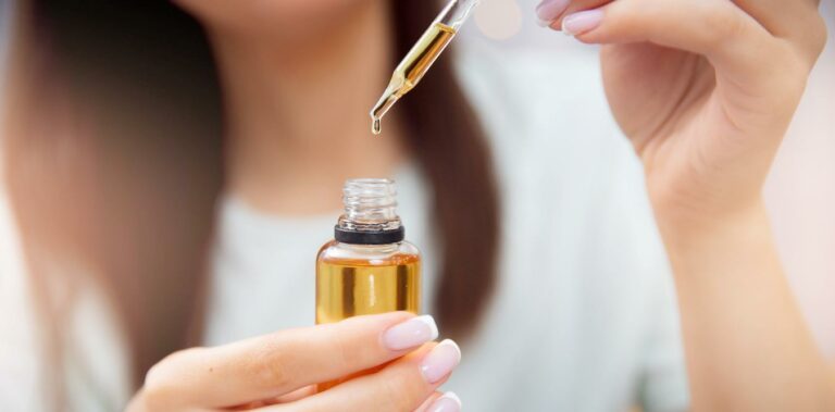 13 Best Anti Aging Oils For Wrinkles According To Experts Viviane Woodard Skincare 6810