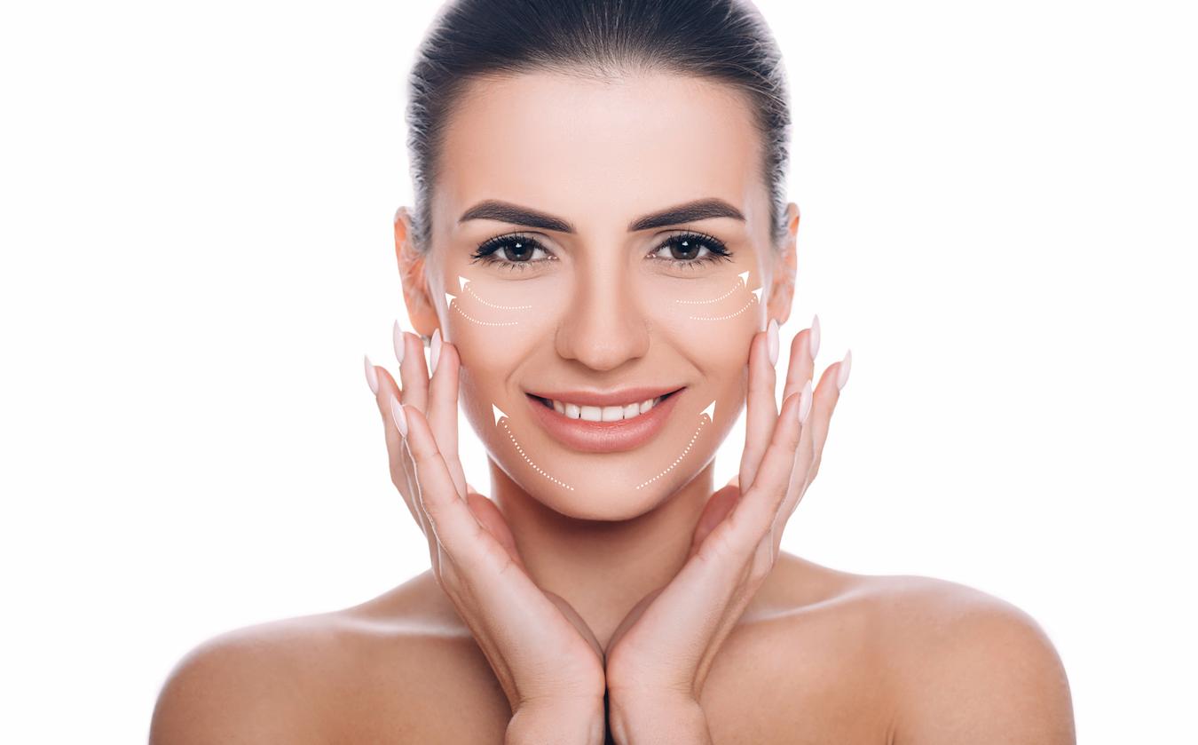 Regularly moisturize your face to prevent dry skin and reduce the aging process